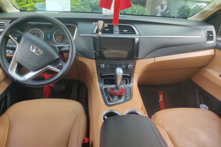 Used Huasong 7 2015 2.0T Automatic Luxury Model Center Console
