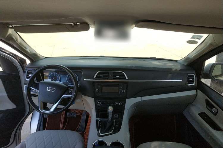 Used Huasong 7 2015 2.0T Automatic Comfort Model Center Console