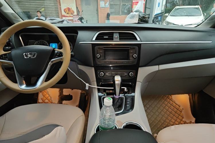 Used Huasong 7 2015 2.0T Automatic Comfort Model Center Console