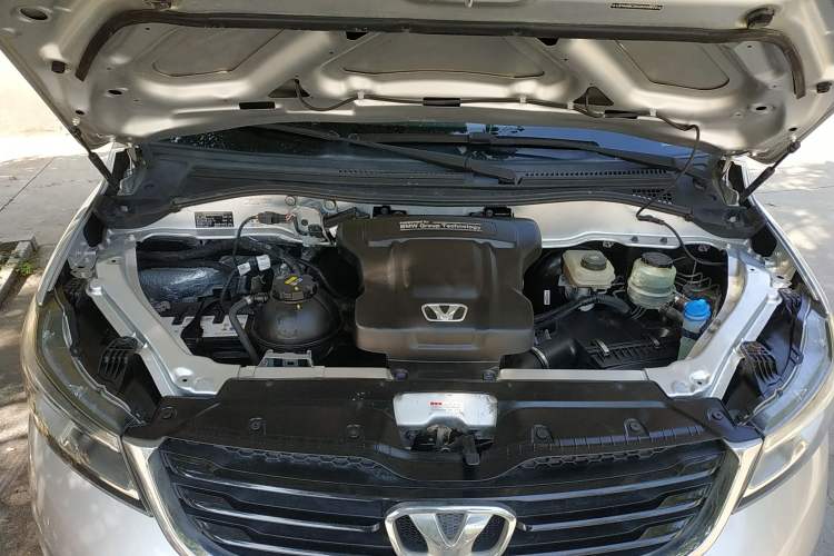 Used Huasong 7 2015 2.0T Automatic Comfort Model Engine Bay