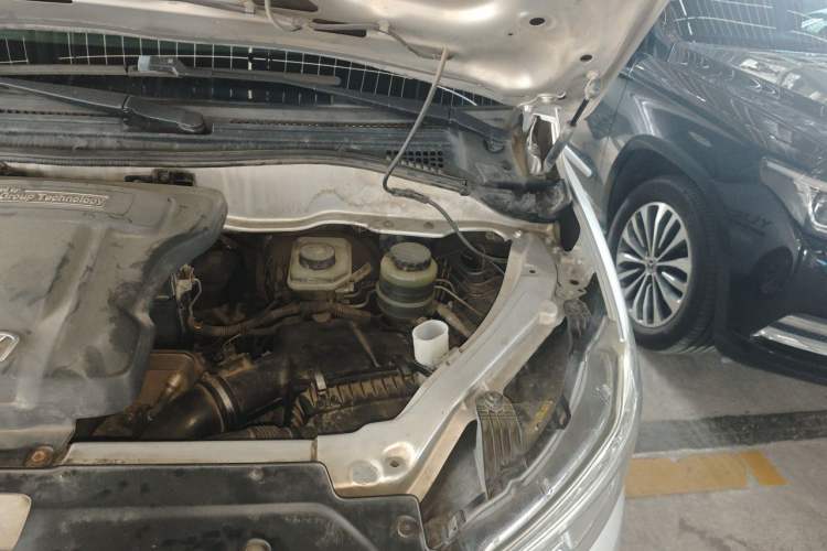 Used Huasong 7 2015 2.0T Automatic Flagship Edition Engine Bay Left