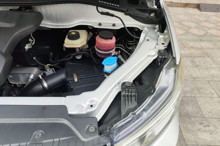 Used Huasong 7 2015 2.0T Automatic Comfort Model Engine Bay Left