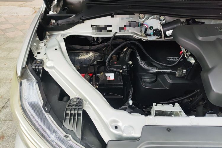 Used Huasong 7 2015 2.0T Automatic Comfort Model Engine Bay Right