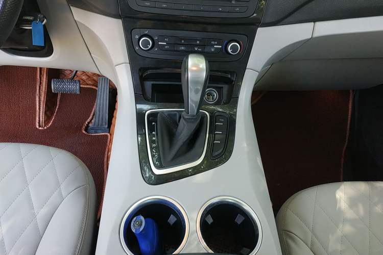 Used Huasong 7 2015 2.0T Automatic Comfort Model Gear Lever