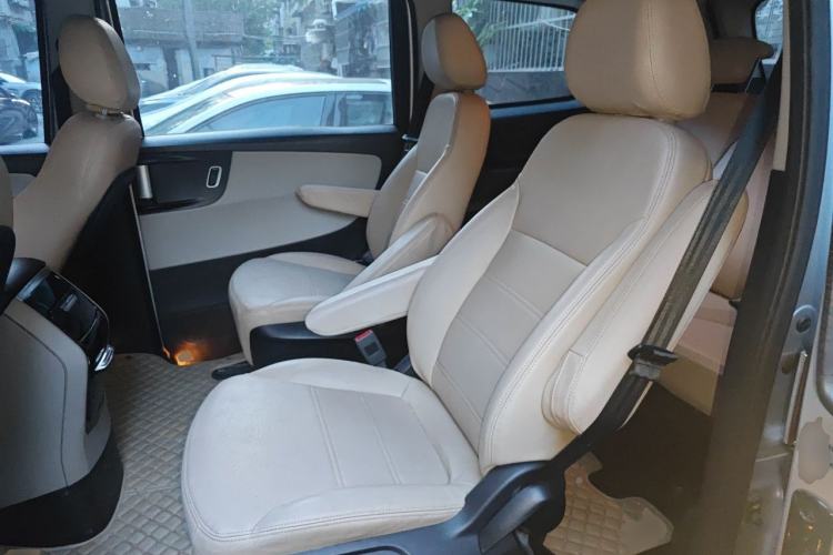 Used Huasong 7 2015 2.0T Automatic Comfort Model Left Rear Seat
