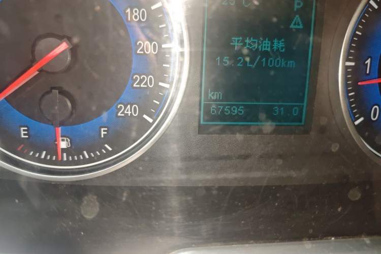 Used Huasong 7 2015 2.0T Automatic Luxury Model Odometer Close Up