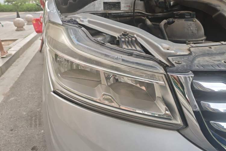 Used Huasong 7 2015 2.0T Automatic Luxury Model Right Front Headlight