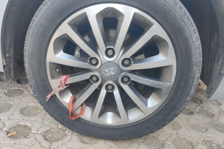 Used Huasong 7 2015 2.0T Automatic Luxury Model Right Front Wheel Hub