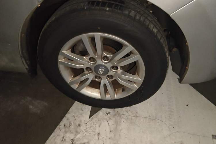 Used Huasong 7  Right Front Wheel Hub
