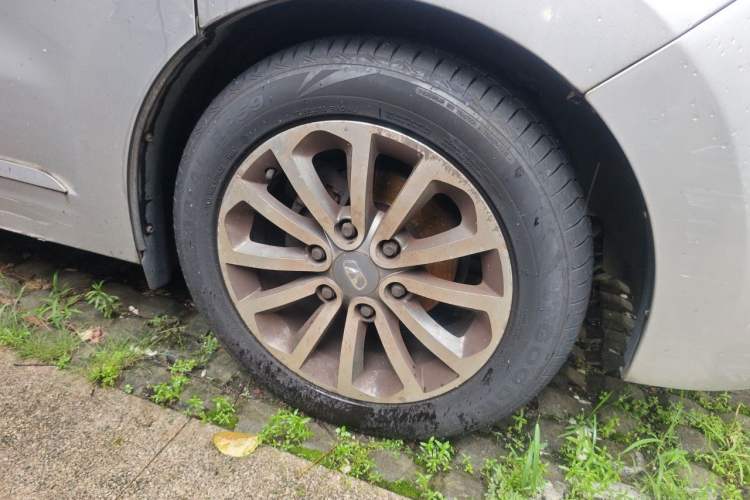 Used Huasong 7 2015 2.0T Automatic Flagship Edition Right Front Wheel Hub