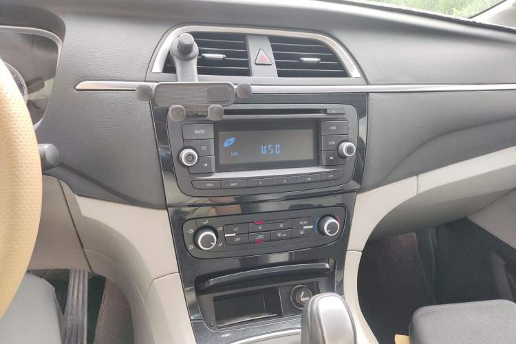 Used Huasong 7 2015 2.0T Automatic Comfort Model Audio And AC Panel