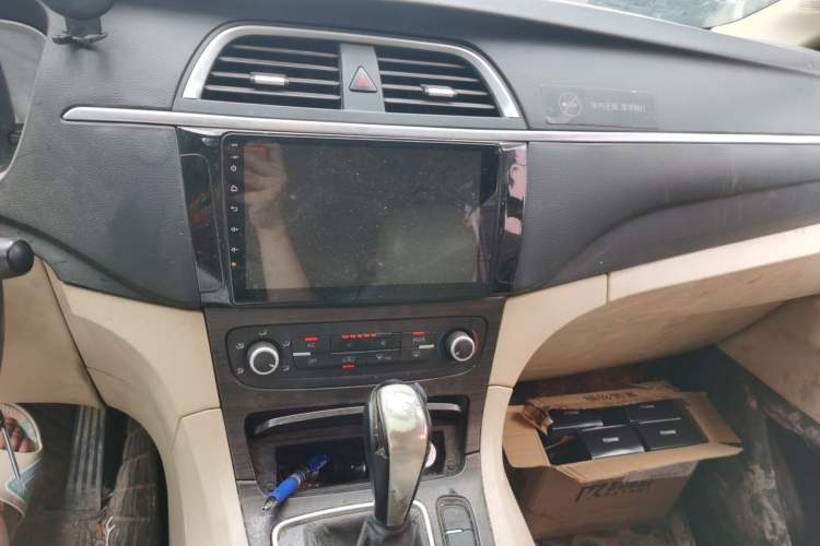 Used Huasong 7 2015 2.0T Automatic Comfort Model Audio And AC Panel