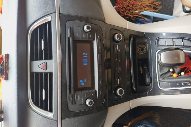 Used Huasong 7 2015 2.0T Automatic Comfort Model Audio And AC Panel