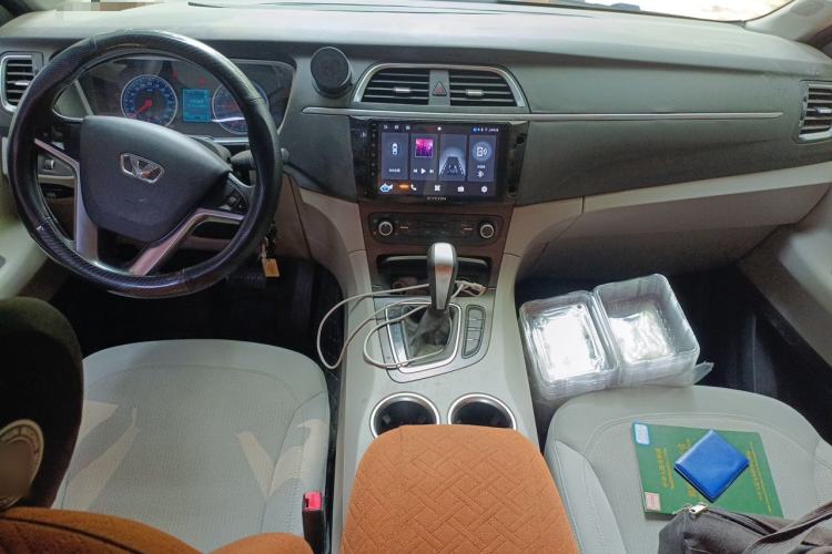 Used Huasong 7 2015 2.0T Automatic Comfort Model Center Console