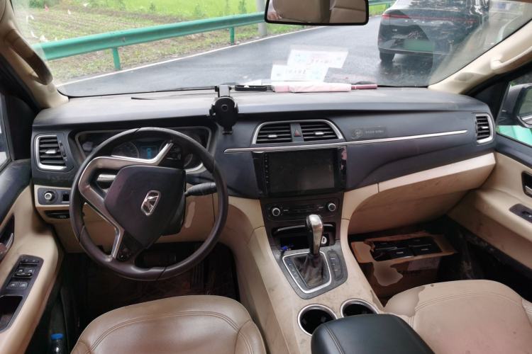 Used Huasong 7 2015 2.0T Automatic Comfort Model Center Console