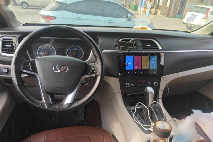 Used Huasong 7 2015 2.0T Automatic Comfort Model Center Console