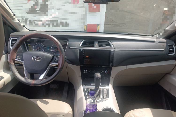 Used Huasong 7 2015 2.0T Automatic Comfort Model Center Console