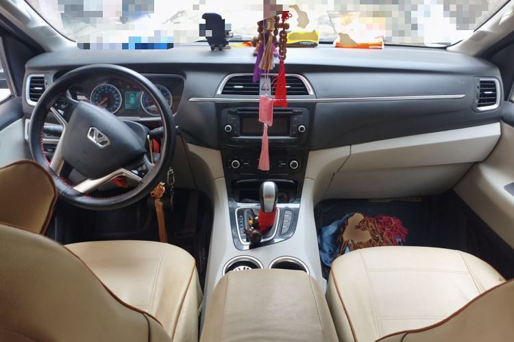 Used Huasong 7 2015 2.0T Automatic Comfort Model Center Console