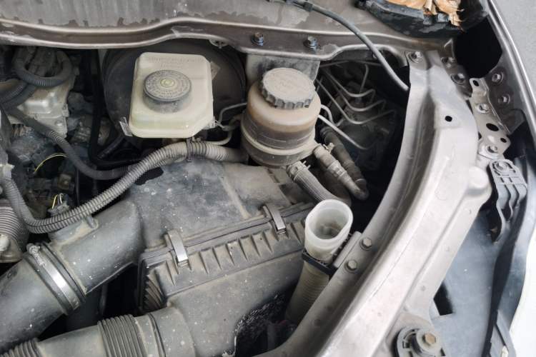 Used Huasong 7 2015 2.0T Automatic Comfort Model Engine Bay Left