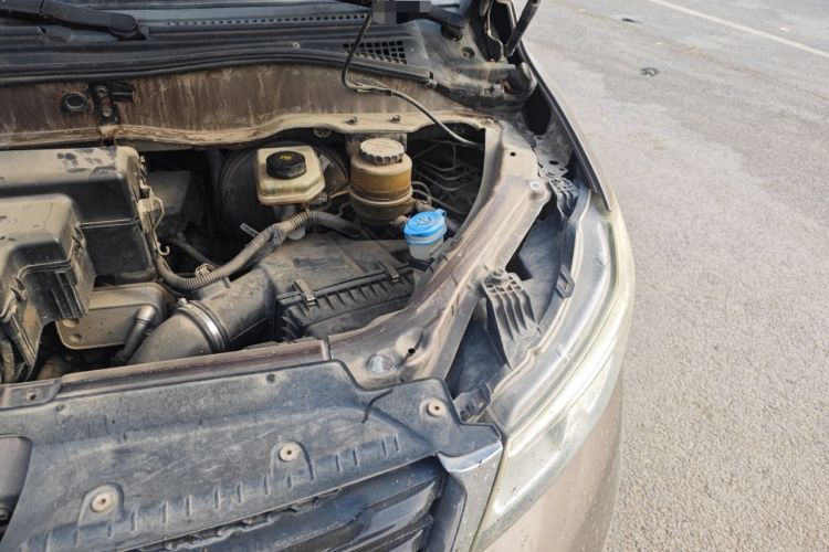 Used Huasong 7 2015 2.0T Automatic Comfort Model Engine Bay Left