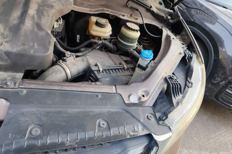 Used Huasong 7 2015 2.0T Automatic Comfort Model Engine Bay Left