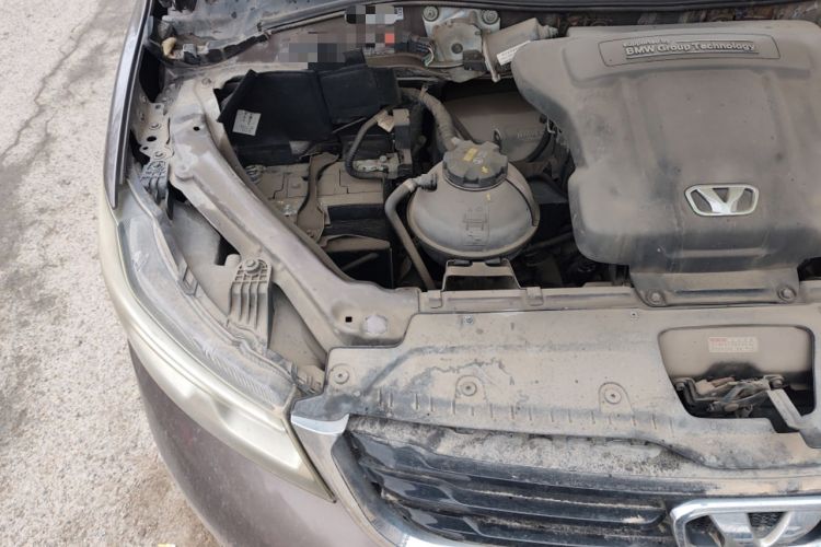Used Huasong 7 2015 2.0T Automatic Comfort Model Engine Bay Right