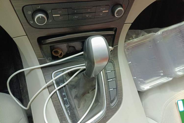 Used Huasong 7 2015 2.0T Automatic Comfort Model Gear Lever