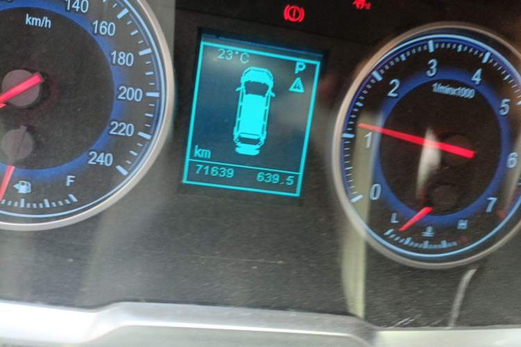 Used Huasong 7 2015 2.0T Automatic Comfort Model Odometer Close Up