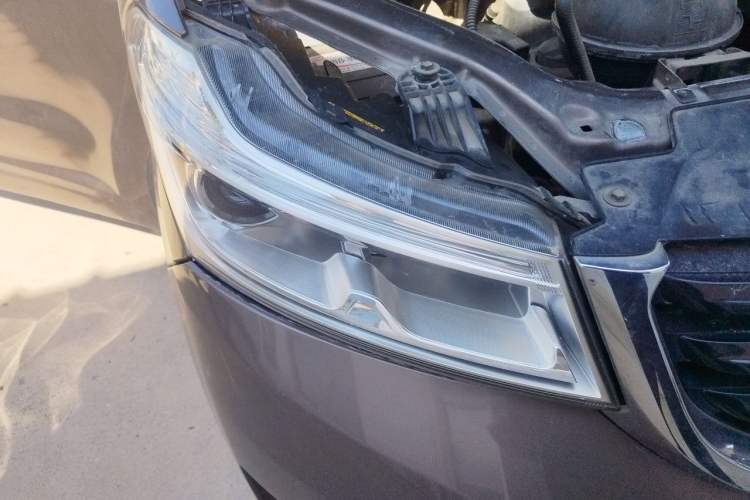 Used Huasong 7 2015 2.0T Automatic Comfort Model Right Front Headlight