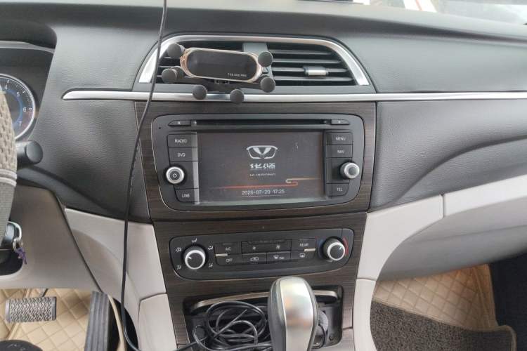 Used Huasong 7 2017 2.0T Automatic Elite Edition Audio And AC Panel