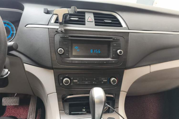 Used Huasong 7 2017 2.0T Automatic Elite Edition Audio And AC Panel