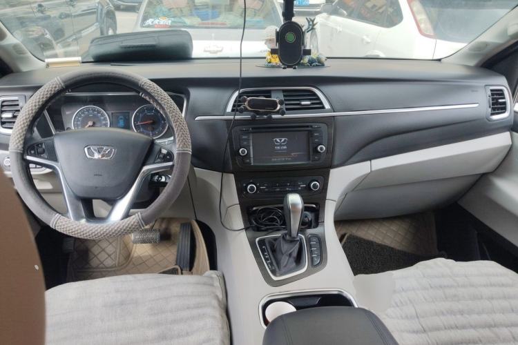 Used Huasong 7 2017 2.0T Automatic Elite Edition Center Console