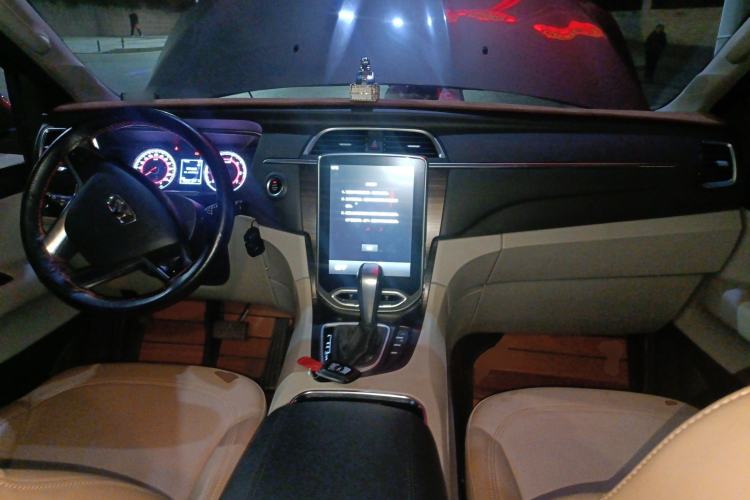 Used Huasong 7 2017 2.0T Automatic Elite Edition Center Console