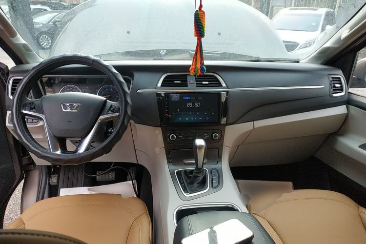 Used Huasong 7 2017 2.0T Automatic Standard Edition Center Console
