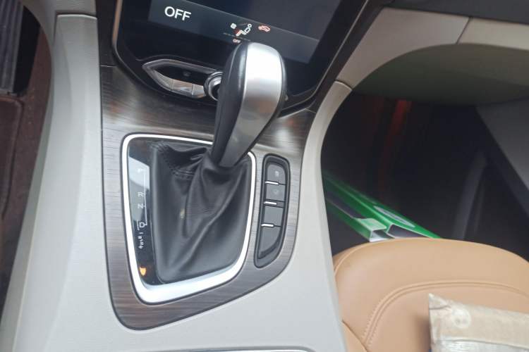 Used Huasong 7 2017 2.0T Automatic Elite Edition Gear Lever