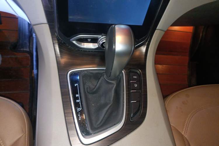 Used Huasong 7 2017 2.0T Automatic Elite Edition Gear Lever