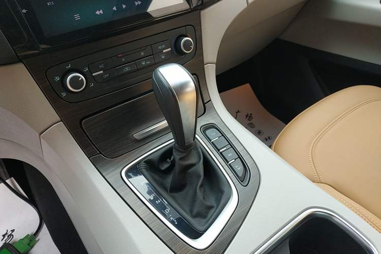 Used Huasong 7 2017 2.0T Automatic Standard Edition Gear Lever