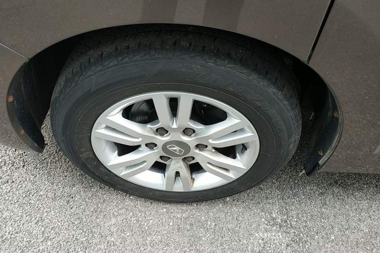 Used Huasong 7 2017 2.0T Automatic Standard Edition Left Front Wheel Hub