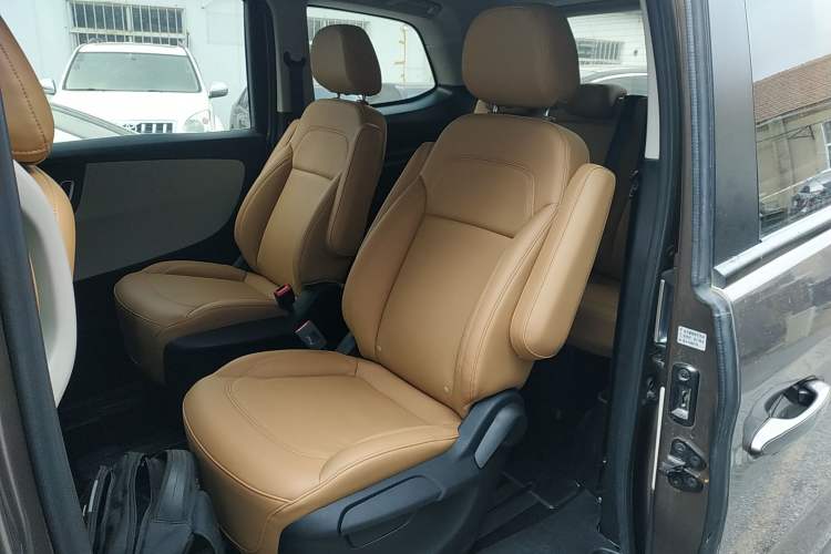 Used Huasong 7 2017 2.0T Automatic Standard Edition Left Rear Seat