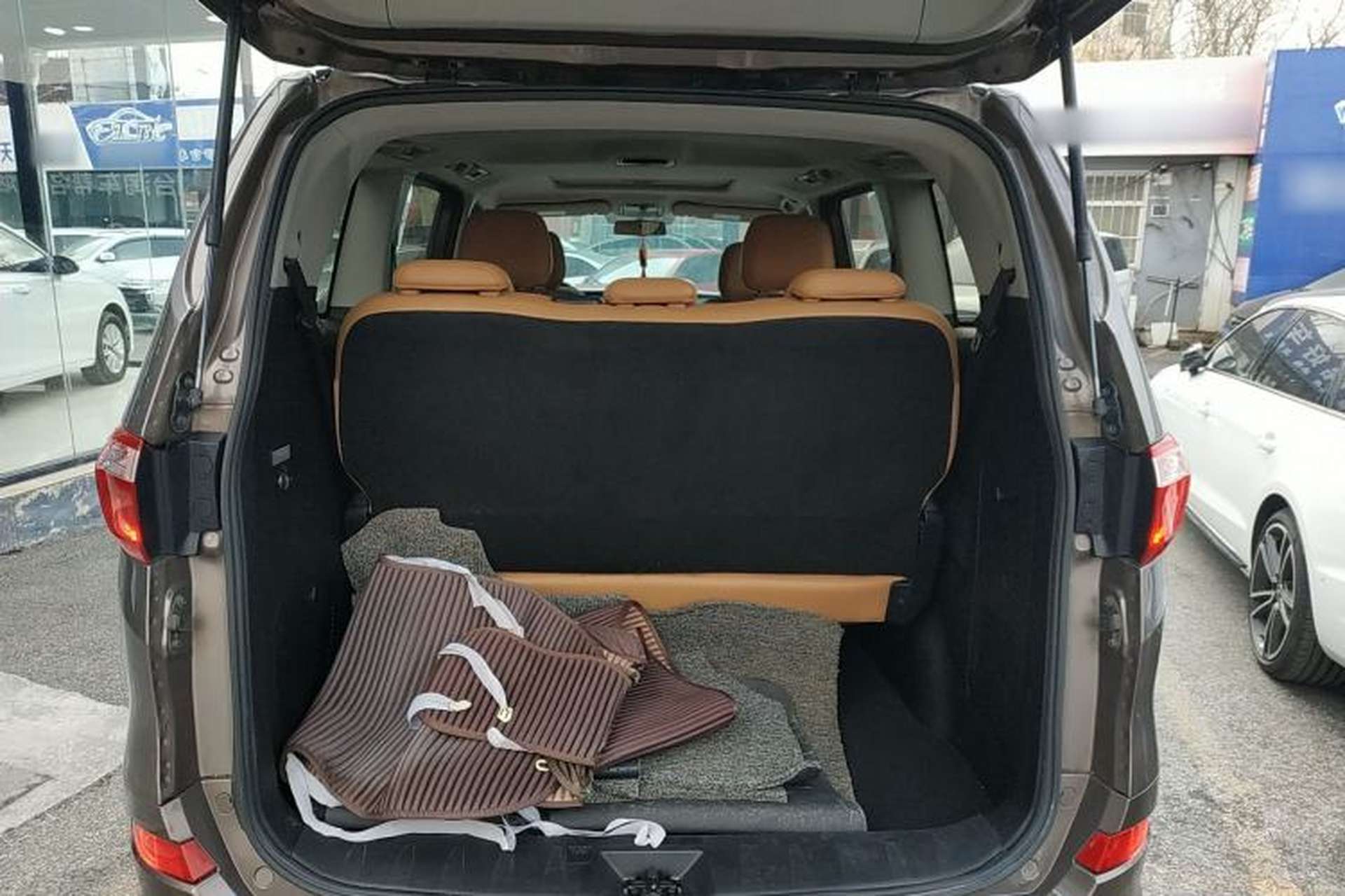 Used Huasong 7 2017 2.0T Automatic Standard Edition Trunk