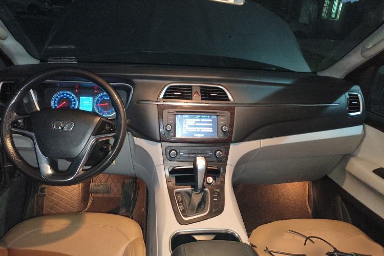 Used Huasong 7 2017 2.0T Automatic Standard Edition Center Console