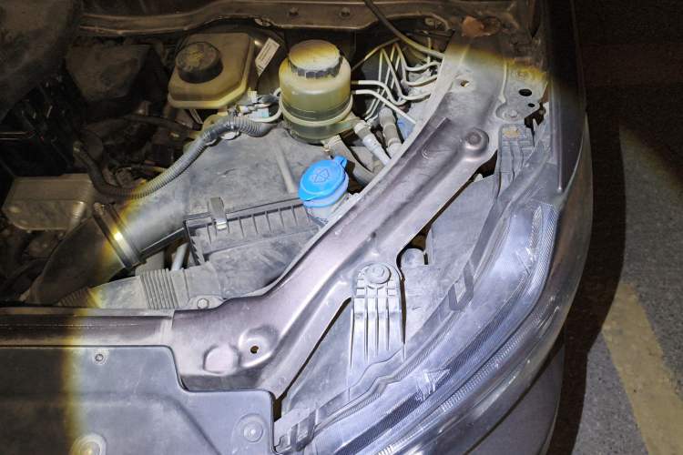 Used Huasong 7 2017 2.0T Automatic Standard Edition Engine Bay Left