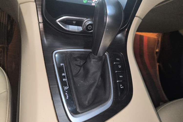Used Huasong 7 2017 2.0T Automatic Executive Version Gear Lever