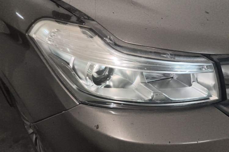Used Huasong 7 2017 2.0T Automatic Executive Version Right Front Headlight