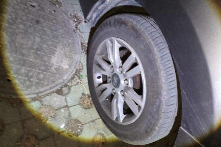 Used Huasong 7 2017 2.0T Automatic Standard Edition Right Front Wheel Hub