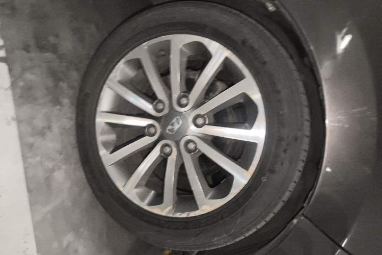 Used Huasong 7 2017 2.0T Automatic Executive Version Right Front Wheel Hub