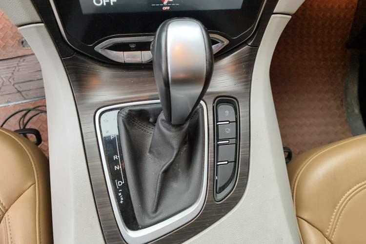 Used Huasong 7 2017 2.0T Automatic Standard Edition Gear Lever
