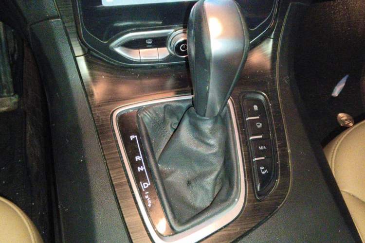Used Huasong 7 2017 2.0T Automatic Executive Version Gear Lever