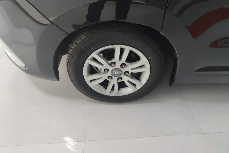Used Huasong 7 2017 2.0T Automatic Standard Edition Left Front Wheel Hub