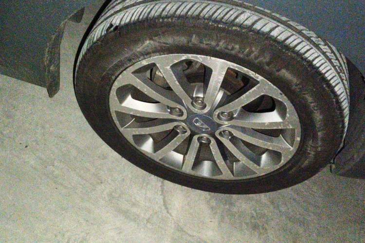 Used Huasong 7 2017 2.0T Automatic Executive Version Right Front Wheel Hub